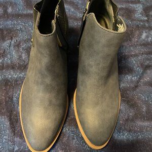 Ankle boots in dark gray/gray "snakeskin"   Short heel